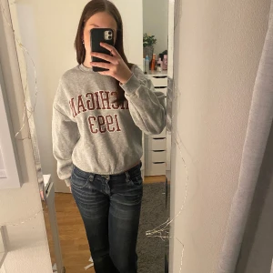 Grå collegetröja  - Grå collegetröja från Gina med text. Skriv privat för fler bilder eller frågor!😊🩷