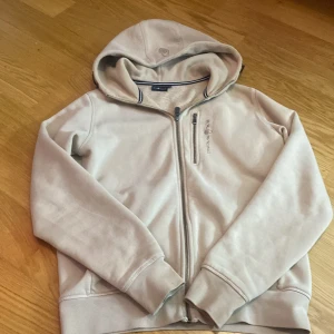 Sail racing huvtröja  - har använt den ungefär 10-15 gånger, säljer pågrund av att de inte riktigt min stil längre, köpt för 1500kr, säljer därefter för 300-400kr, pris kan diskuteras❤️