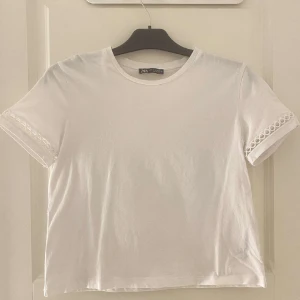 Vit t-shirt zara - Vit t-shirt från zara med mönster på armen