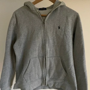 Ralph lauren tröjor - 3 st Ralph lauren tröjor 80 kr/st i juniorstorlek XL passar runt 160-170 alla tröjor är fint skick, inga fläckar, hål eller liknande på tröjorna 