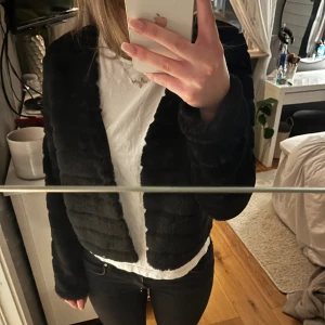 Tunn jacka  - Säljer denna jättesnygga jackan ifrån Gina Tricot, i väldigt fint skick!  (Säljs inte längre) 