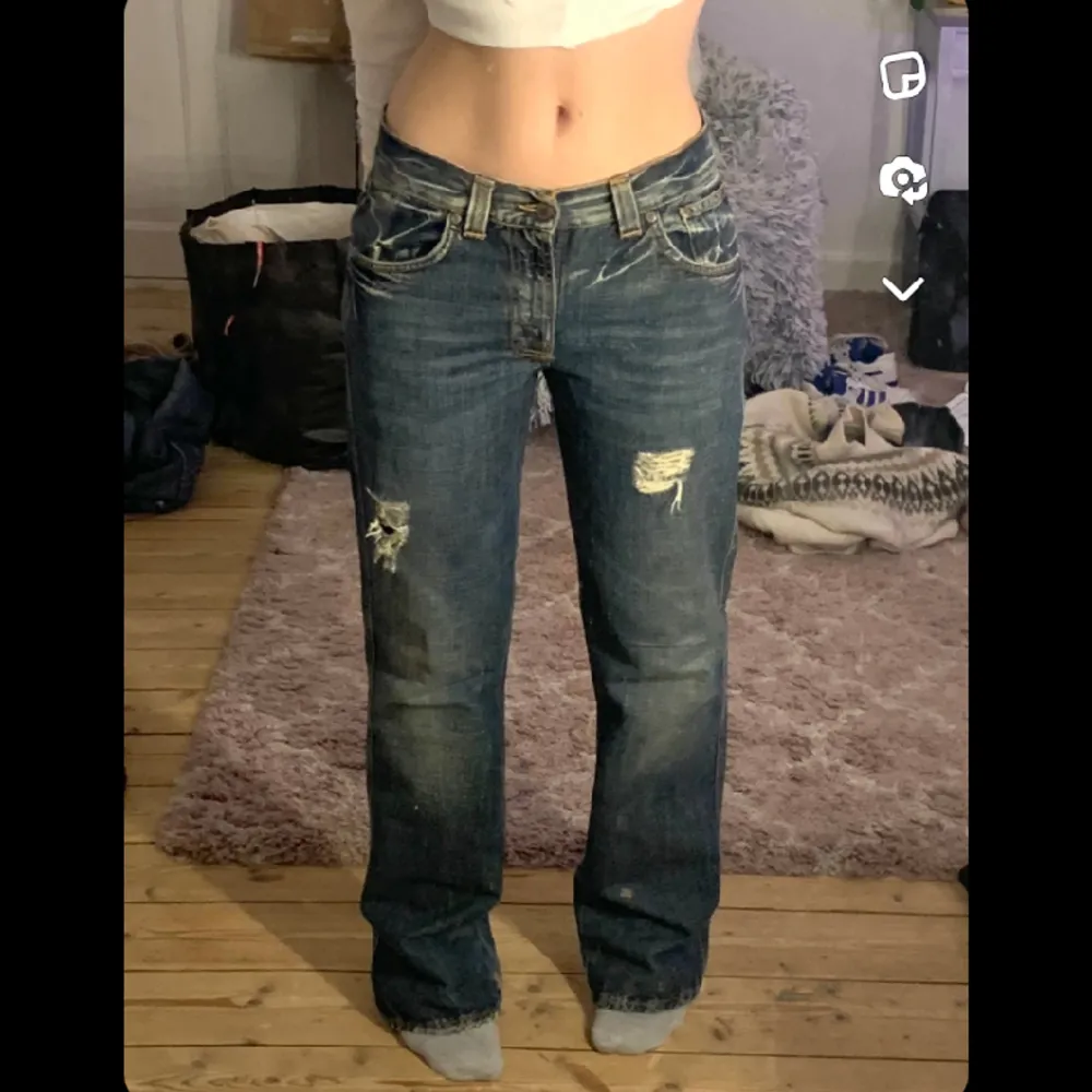 super söta midwaist jeans från NudieJeans!^^ de är straight leg, lite för långa för mig som är 163cm (står på tå på bild tre🥲) storlek  30/32, skriv för mått!💕💕 fint skick!. Jeans & Byxor.