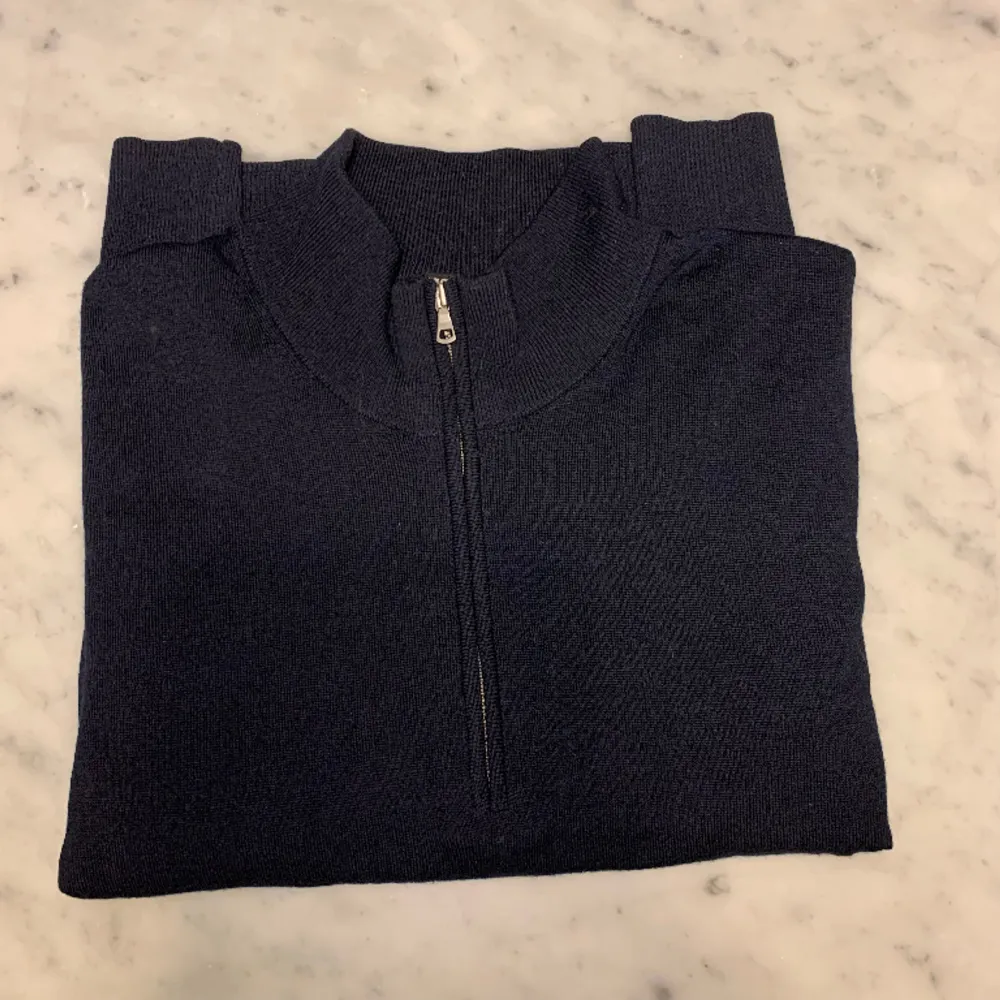 Blå half zip tröja från Uniqlo gjord av 100% ull. Storlek Small skick 10/10 skriv om frågor😁. Tröjor & Koftor.
