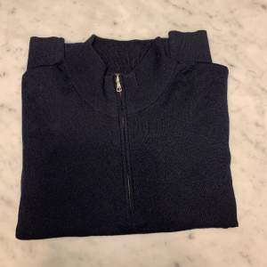 Blå half zip tröja från Uniqlo gjord av 100% ull. Storlek Small skick 10/10 skriv om frågor😁