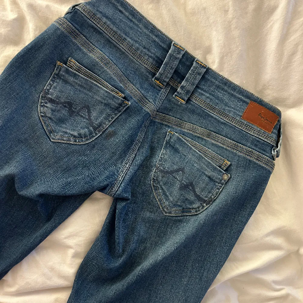 säljer mina peppe jeans i stl w28 l32, dem är dock insydda men det går att sprätta upp lätt så nu motsvarar dem 27/26 i midjan!💕 knappt använda då dem har varit för stora!💋 37 & 77💕 är måtten . Jeans & Byxor.