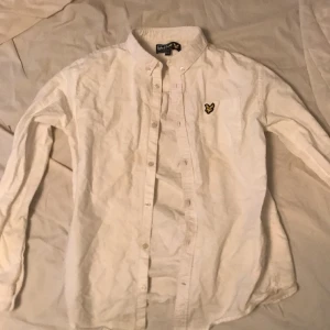 Skjorta  - Säljer denna skjorta som är för liten för mig 