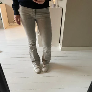Gråa lågmidjade jeans - Så dina jeans fårn Iza and el s kollektion på Gina Young!!🤗🌸 intressekoll!!!!