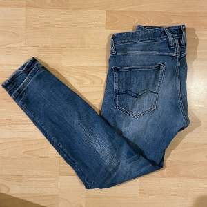 Säljer dessa feta replay jeans då dem inte kommer till användning. Skick 9/10, jeansen har använts ett fåtal gånger. Hålet i jeansen är en del av designen. Priset kan diskuteras. Bara att höra av dig vid funderingar!