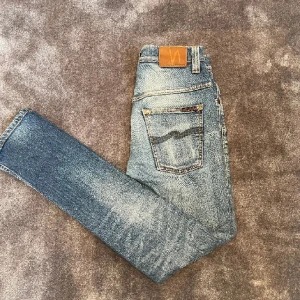 Nudie Slim Jeans - Säljer dessa jeans 👖från Nudie | stilrena och fräscha | storlek W28, L32 | modell: tape ted slimfit | skriv gärna för övriga frågor ☺️