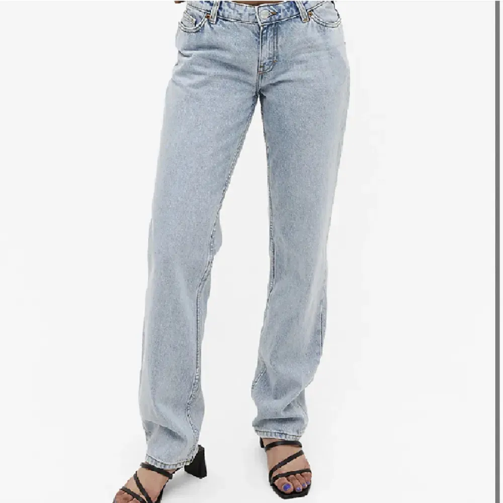 Säljer dessa snygga jeans ifrån monki i storlek 36/38 då det blivit försmå, inga fler bilder finns! 💗. Jeans & Byxor.