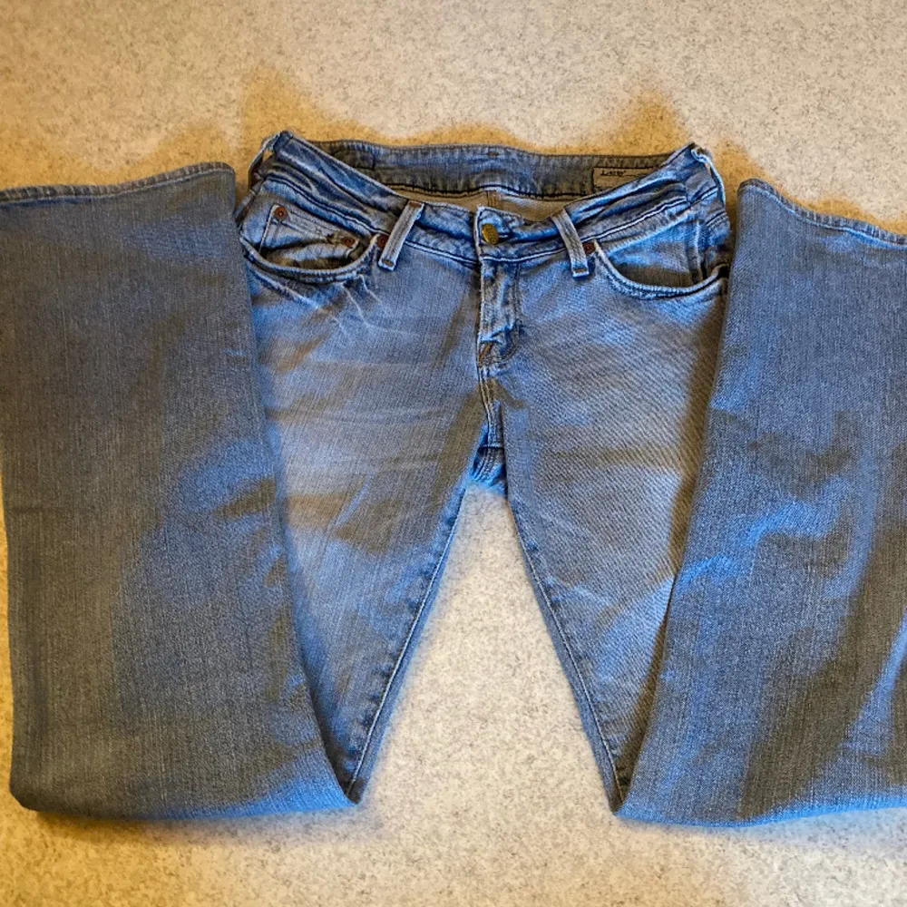 Snygga bootcut jeans från Lee💓 Köpta från plick men i bra skick. Har aldrig använt dom, dom är endast provade. Kontakta gärna innan köp 💓 Skriv privat för bättre bilder💓. Jeans & Byxor.