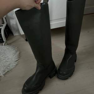 Dark green boots.   Perfect condition, any damages.   Used ones.  