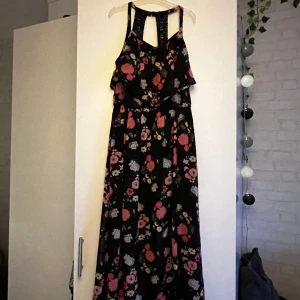 Sommarklänning 💋💋💋 - Klänningen är från Lindex barnavdelning (146) men passar mig som är 158 cm (brukar ha storlek XS) men börjar nu bli kort så vill sälja den!! Fin, luftig sommarklänning!!