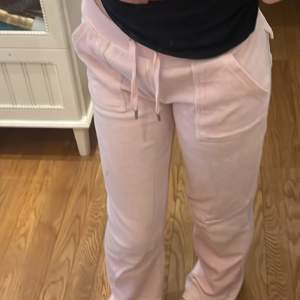 Juicy couture mjukis byxor med fickor, inga skador, ser ut som nya, står att storleken är XS men skulle säga att det är mer som en S. Säljer då de inte kommer till användning längre. 
