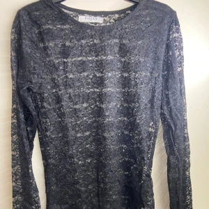 Spets topp från pieces storlek xs - Säljer denna superfina spelstoppen från pieces i storlek xs. Fint skick och sitter superbra!