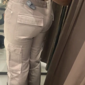 Cargo byxor pants - Jätte fina cargo byxor som e helt slutsåld, nyskick endast testade (pris kan diskuteras)💕