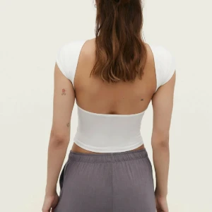 T-shirt med öppen rygg - Fin tröja med öppen rygg, aldrig använd. Det sitter ett tjockare tyg där fram vilket gör att den inte blir genomskinlig. Köparen står för frakt⭐️