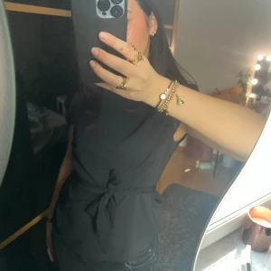 Topp - Fin topp från H&M. Använd sparsamt och har inga desfekter. Är i storlek 40 men passar mig som är S. Den har även ett band som gör att det går att justera i midjan. Är öppen till att diskutera priset😇😇😇