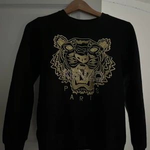 Kenzo tröja  - Jätte fin kenzo i nyskick utan hål eller fläckar  Tröjan är äkta och säljs pågrund av att de inte har kommit till använd   Pris kan diskuteras 