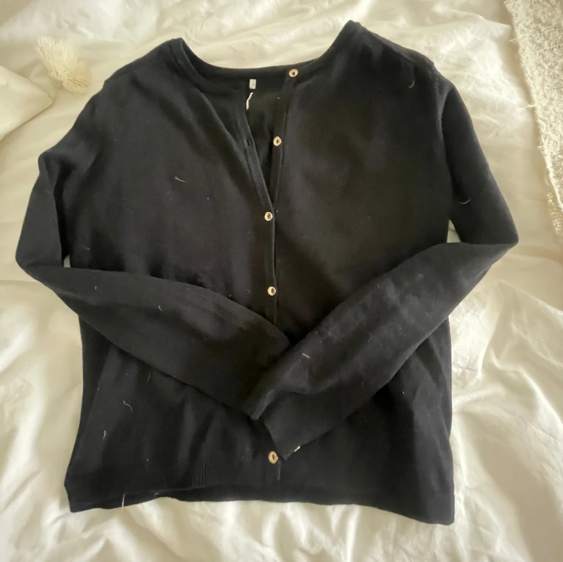 Svart kofta med guldknappar - 91