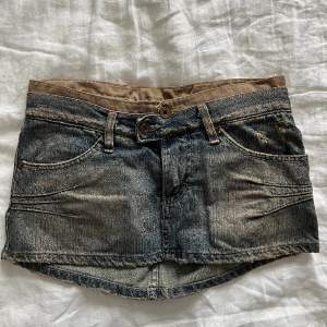 Lågmidjad mini jeans kjol i storlek XS, den är koooort 💯