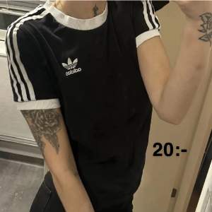 Adidas tshirt i storlek xs, knappt använd 