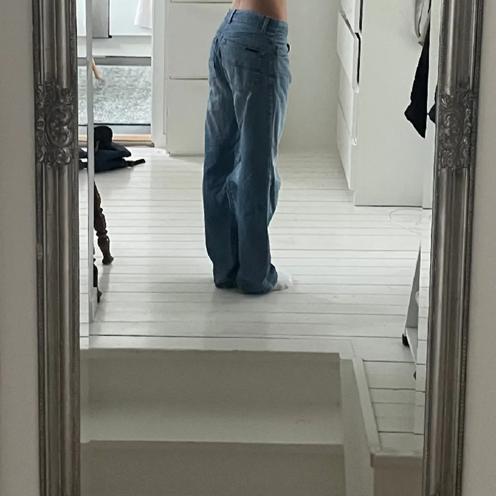 Säljer mina lågmidjade jeans från Gant i mycket fint skick ❤️. Jeans & Byxor.