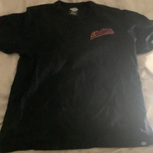Vintage Dickies t shirt  - Riktigt fett t-shirt som tyvärr inte passar mig längre. Bara att skriva vid frågor så svarar jag så snabbt jag kan!