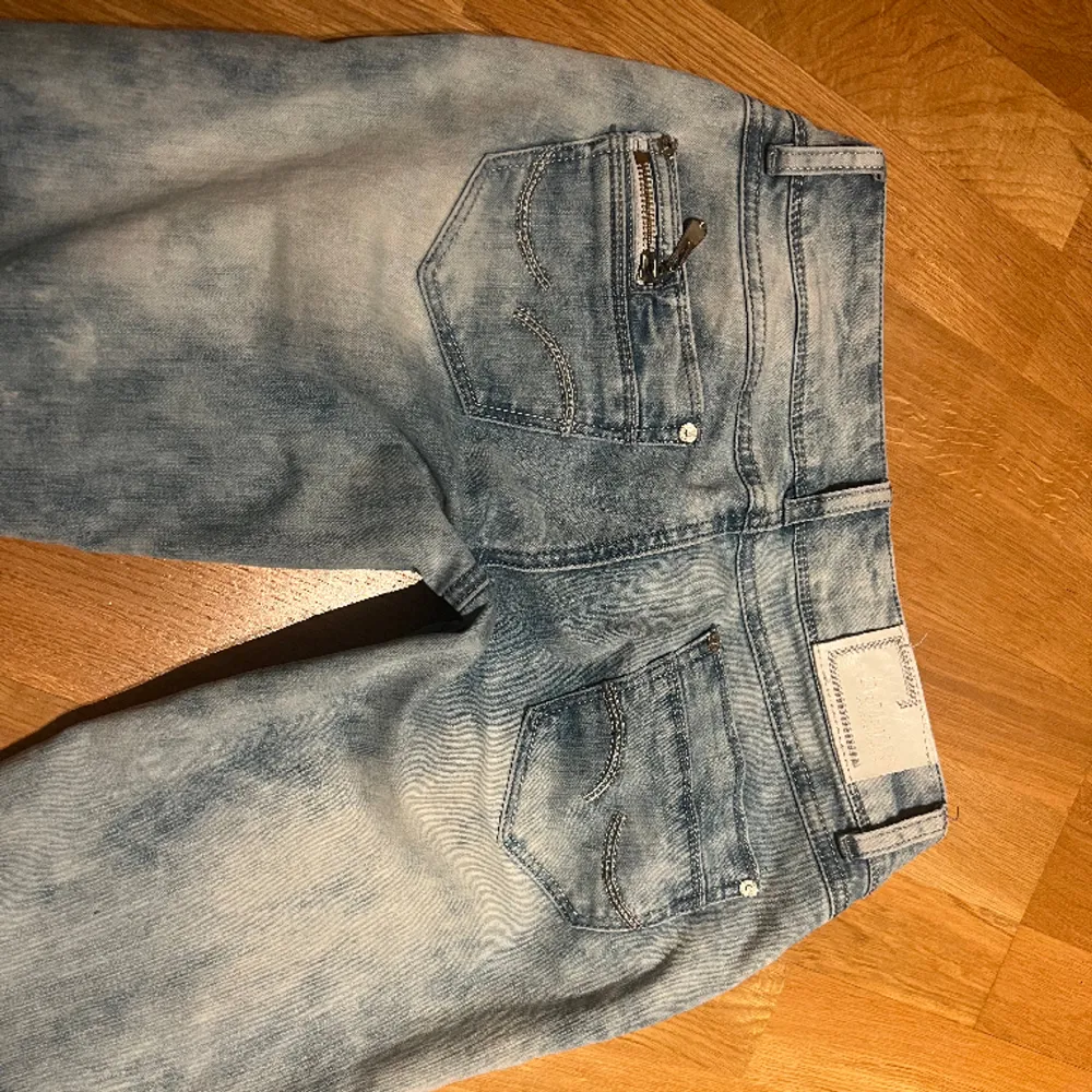 De perfekta ljusa lågmidjade jeansen från dromedar💕midja: 36cm, grenhöjd:19cm, innerbenslägd:78cm (jag är 161 men de är för långa för mig)💕formar jättefint!. Jeans & Byxor.