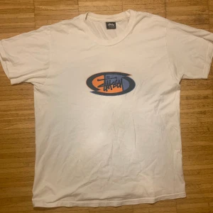 Stussy t shirt - Skit fet Stussy t-shirt säljes. Hela t-shirten är i perfekt skick förutom en nästan osynlig fläck som går bort i tvätten.  Skickar samma dag som varan är köpt och kan gå ner i pris vid en snabb affär.