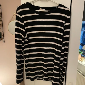 Tight randig tröja! - Den är i bra skick (porto tillkommer).