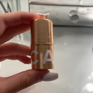 caia glow smink  - glow stick! ni ser hur mycket som är kvar 