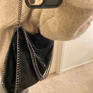 Stella McCartney liknande väska  - Jätte fin och rymlig svart Stella McCartney liknade väska ❤️