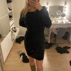 Svart stickad klänning  - Medellång stickad klänning från Nelly som är öppen i ryggen. Aldrig använd men prislappen är borttagen!🩷💛Lite stor i storleken, så mer av en M!