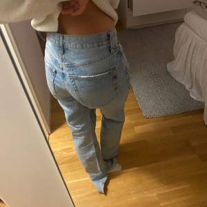Fina jeans med slits