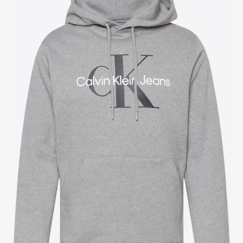 Jättefin Calvin Klein hoodie i storlek M🩷 för fler frågor så är det bara att skriva🩷 Obs! Köparen står alltid för frakten🩷. Hoodies.