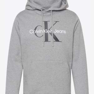 Jättefin Calvin Klein hoodie i storlek M🩷 för fler frågor så är det bara att skriva🩷 Obs! Köparen står alltid för frakten🩷