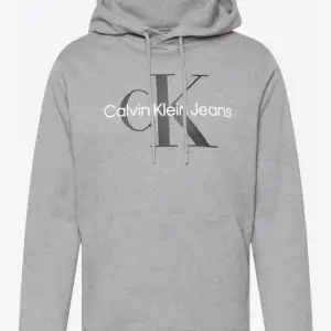 Jättefin Calvin Klein hoodie i storlek M🩷 för fler frågor så är det bara att skriva🩷 Obs! Köparen står alltid för frakten🩷
