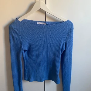 Tröja  - Blå tröja från stradivarius. Liten i storlek. Köparen står för frakt.