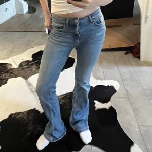 sååå fina jeans i perfekta färgen!!💕😄använda fåtal gånger