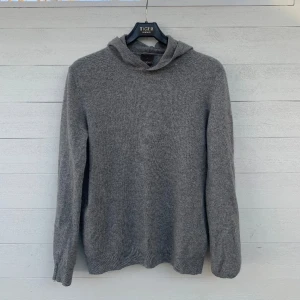 Oscar jacobsson cashmere hoodie - En Oscar Jacobsson hoddie jag köpte här förra året och som är i väldigt bra skick, bara buren ett fåtal gånger. Hör av dig vid frågor och funderingar 🤝🏻