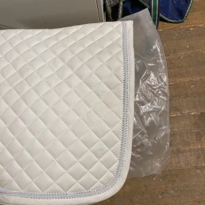 Glen Gordon schabrak - Endast använt en gång. Superfint med ”diamanter” på. Säljer endast då det inte riktigt passade på min ponny. Storlek Cob. Nypris runt 600kr säljer för 450.