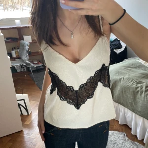 Linne med spet - Detaljerna på detta linne är så fina! Bara använd 3 gånger.