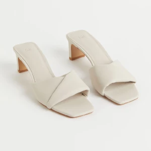 Klackskor  - Beiga klackskor ifrån H&M, storlek 37💕knappt använda 