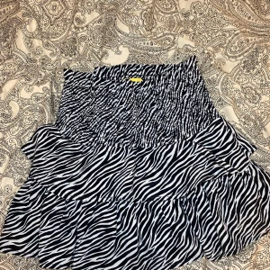 Volang kjol med zebramönster🖤🤍 - Bra skick, använd ungefär 5 gånger! Ganska stor i midjan därför inte använd så mycket. 