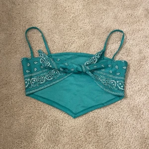 Knyt topp - En topp som man knyter i ryggen från FB sister, säljer då jag inte använder den. Skriv för mer information 💘