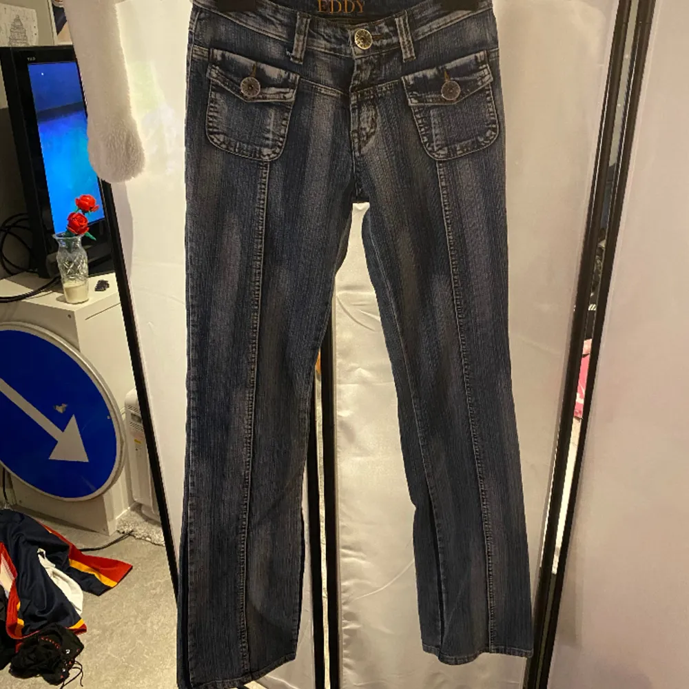 Skit snygga jeans som är lite utsvängda. Det står att det är storlek M, men passar mig som har ish storlek 34 i midja och är 168 lång. Det är bara att fråga om flera bilder! . Jeans & Byxor.