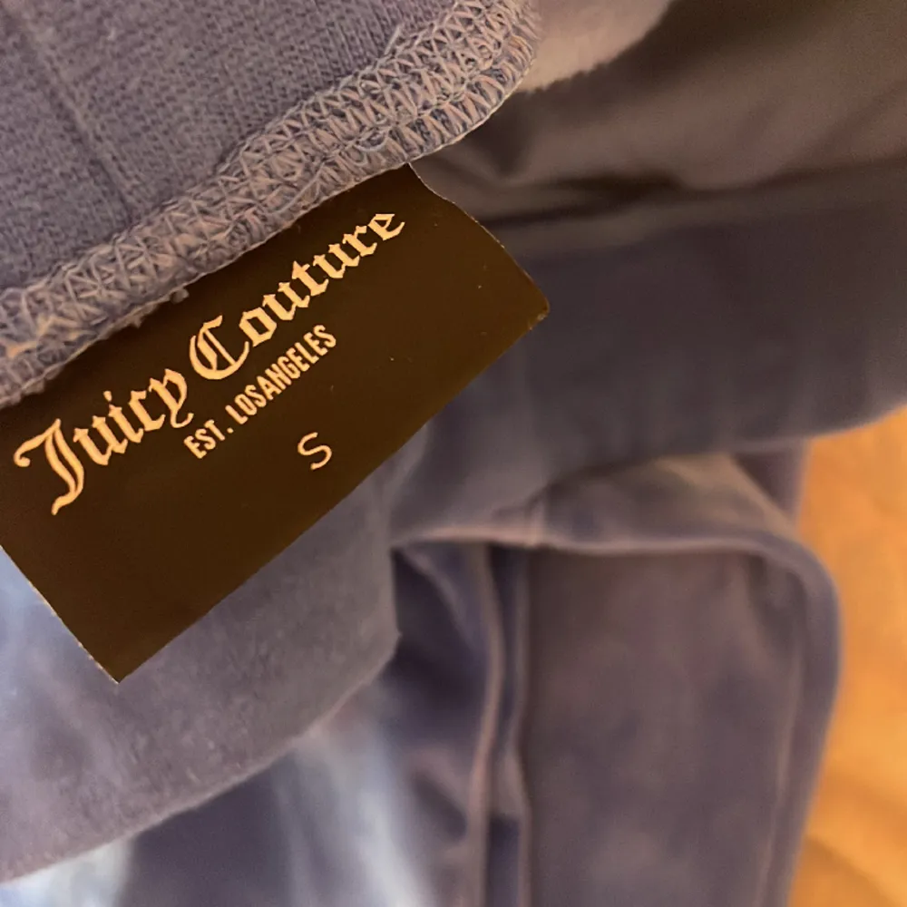 Säljer dessa juicy couture byxor använda 2 gånger 💙storlek S. Jeans & Byxor.