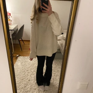Vit/beige stickad tröja🤍 - Säljer den här fina och sköna stickade tröjan från lager 157 då den inte kommer till användning. Den är stor i storleken men väldigt bekväm. Tryck gärna på köp nu🤍