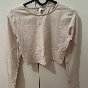 Beige topp - Väldigt fint skick och använd fåtal gånger 